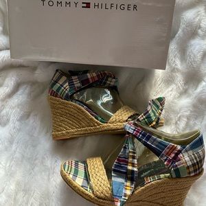 New in box Timmy Hilfiger women’s Caroline Madras wedge 7.5